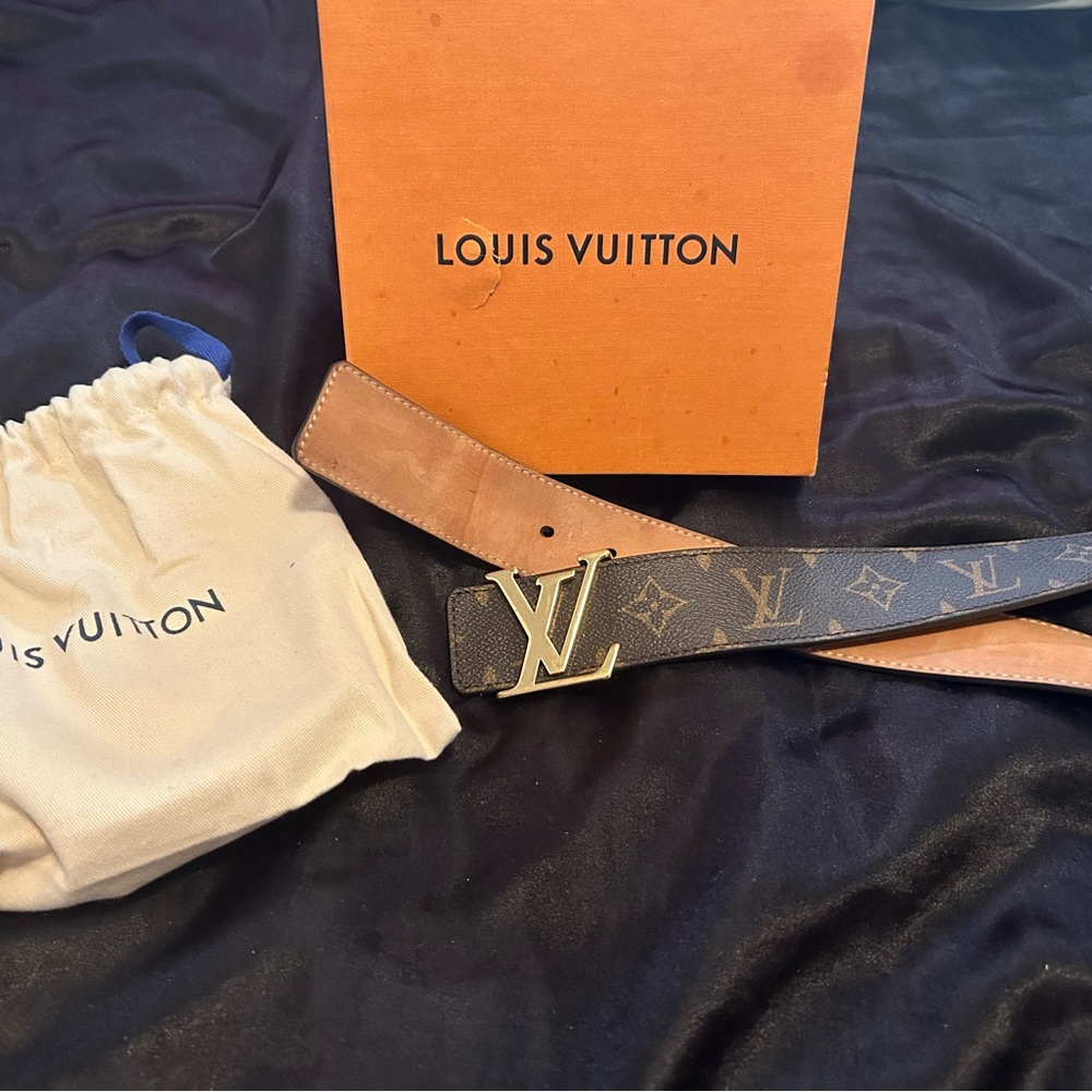 worn 2 times. Box slightly damaged but not a scratch on belt and og dust bag.